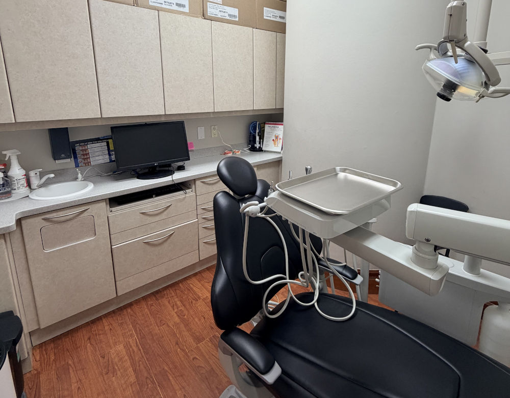 Modern dental technology in a dental clinic Modern dental technology used in a dental clinic includes digital imaging equipment that helps dentists provide accurate diagnosis and treatment planning.